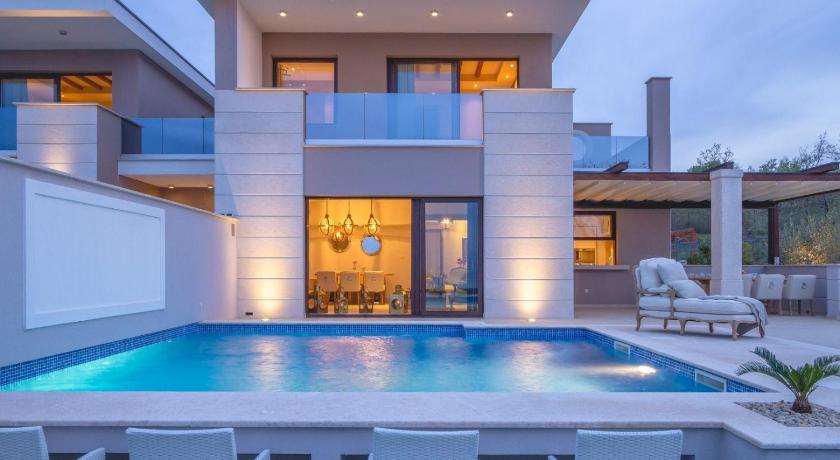 فيلا رائعة 240م للبيع في موقع مميز جدا داخل كمبوند ذا بروكس من بايونيير