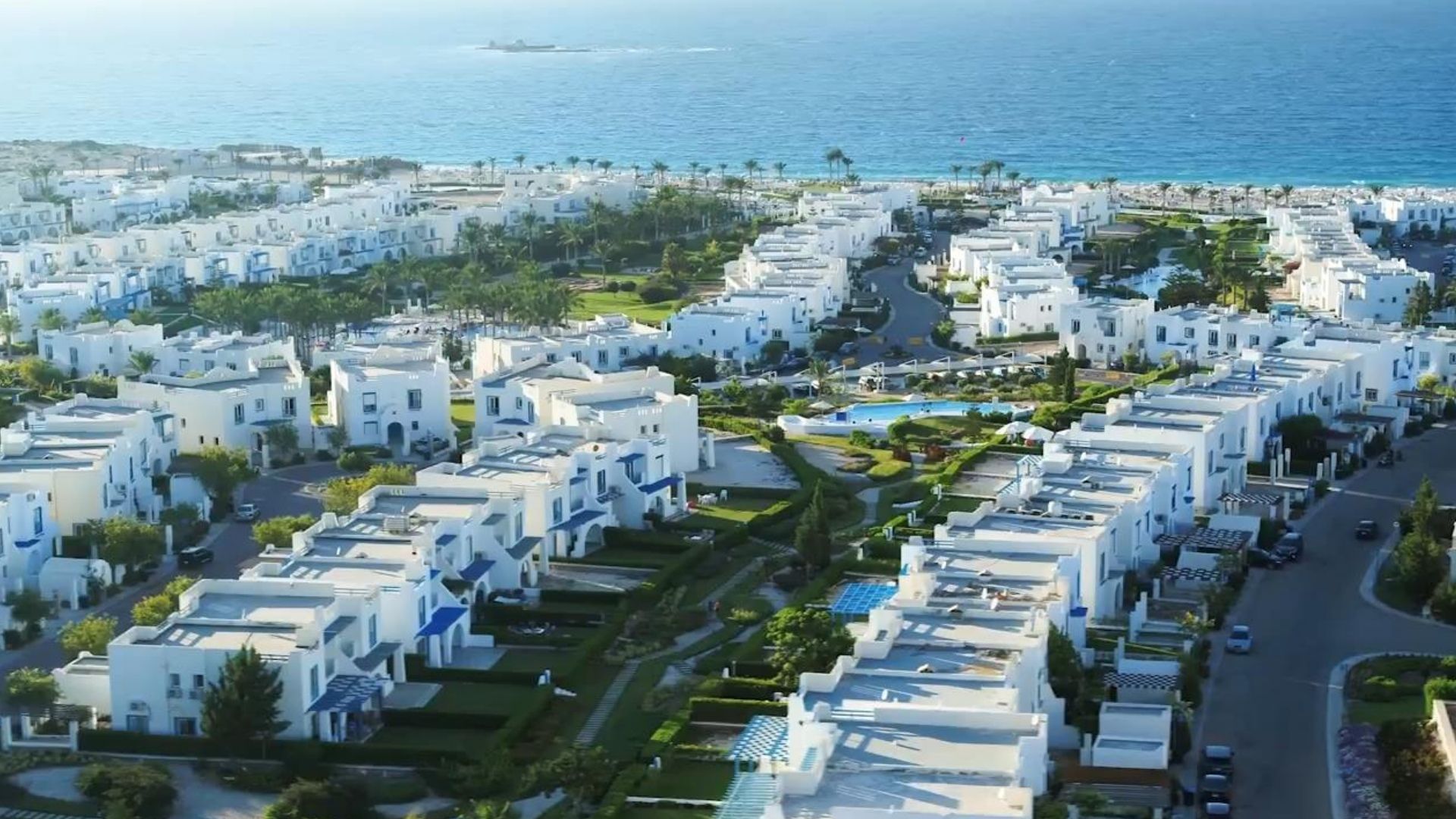 بالساحل الشمالي احجز شاليه في منتجع سكالا بمساحة 166 متر