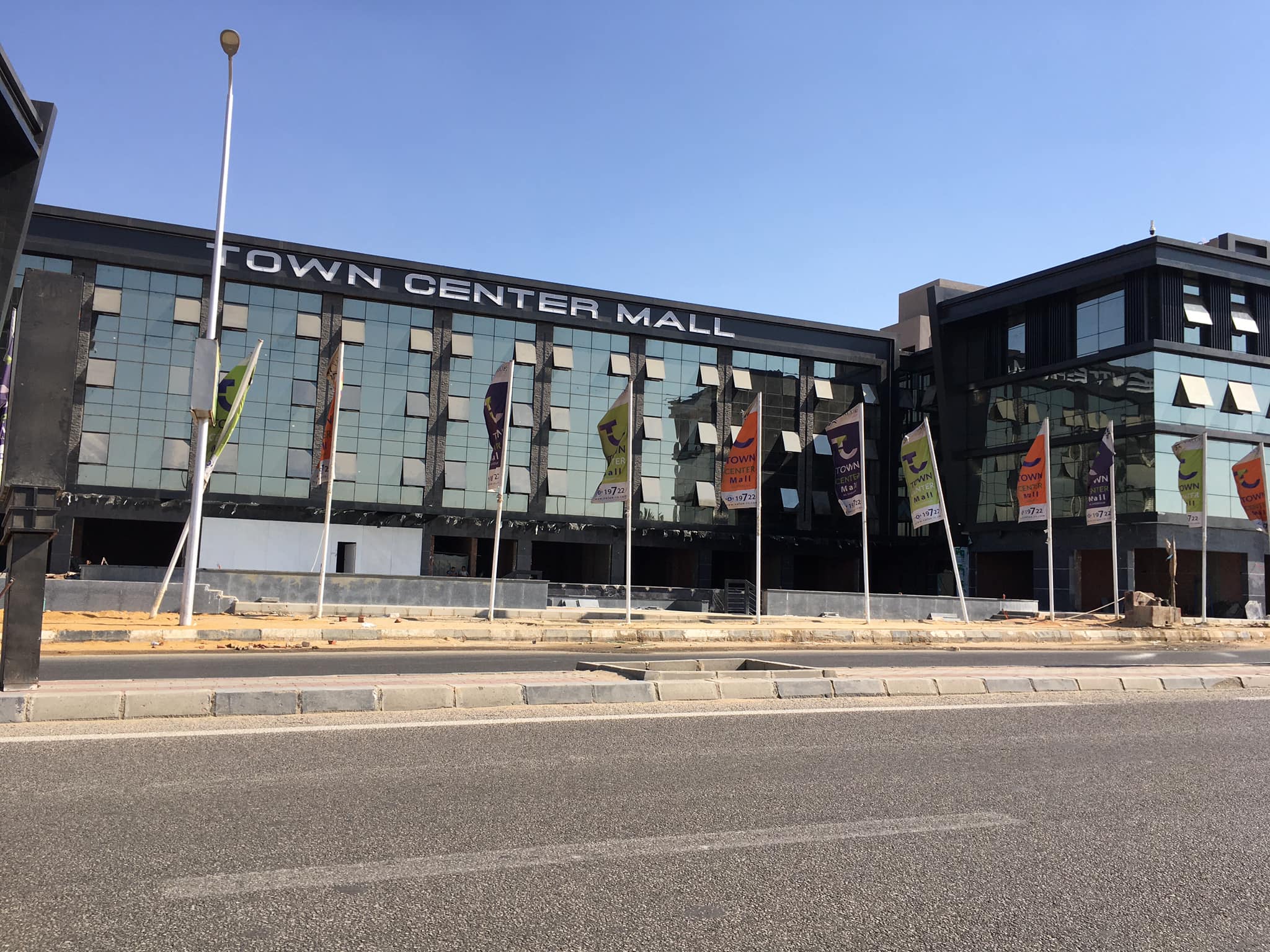 عرض متميز محل 96 متر للبيع في مول تاون سنتر الشروق ستي بموقع مميز